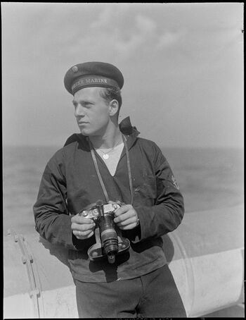 En av marinens fotografer med et Leica-apparat ombord på en norsk motortorpedobåt.