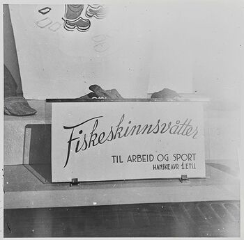 Fiskeskinnsvotter i butikken. 1944.
