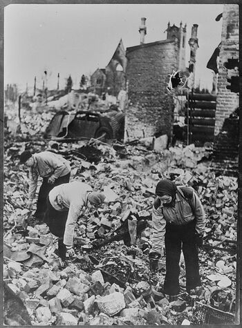 Etter eksplosjonen i Bergen, 20. april 1944. Et nederlandsk ammunisjonsskip "Voorbode" brant og detonerte ved festningskaia på Vågen om morgenen. Minst 158 mennesker ble drept, 102 nordmenn og 56 tyskere. 4800 ble så skadd at de trengte legebehandling. Mange hus og kulturminner ble ødelagt.&amp;#160;