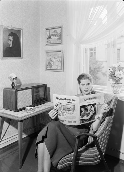2-kvinne-som-leser-husmorbladet-og-horer-pa-radio-1954-leif-ornelund