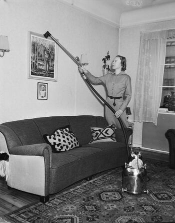 Kvinne med støvsugeren "Nilfisk" i&amp;#160;1953. Foto: Leif Ørnelund. Eier: Oslo Museum.&amp;#160;