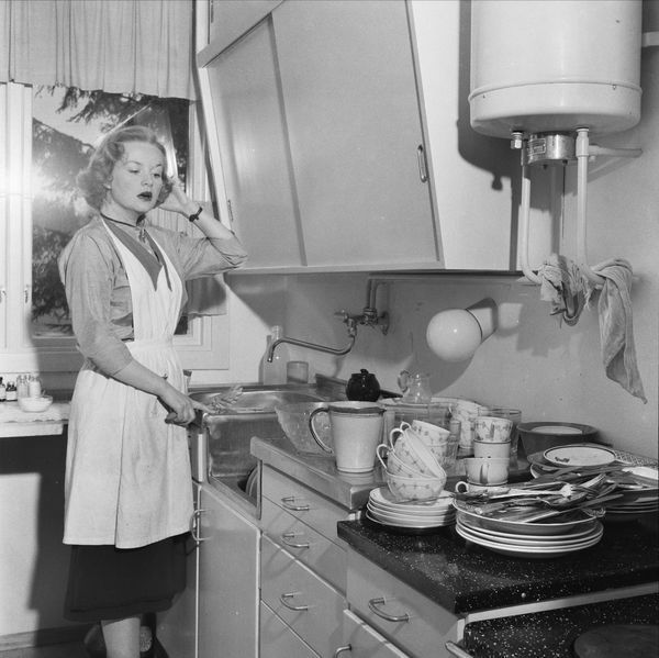 På kjøkkenet hos&amp;#160;Randi Kolstad i 1953. Randi Kolstad var også skuespiller og gift med Lasse Kolstad. Foto: Leif Ørnelund. Eier: Oslo Museum.&amp;#160;