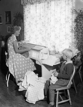 Kvinne med strykemaskin fra Pollux i 1953. Foto: Leif Ørnelund. Eier: Oslo Museum.