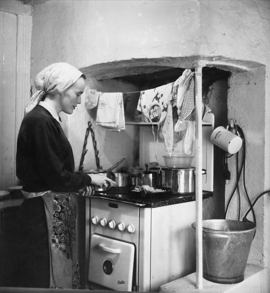 Kvinne som lager mat på Enerhaugen i 1957. Foto: ukjent. Eier: Oslo Museum.&amp;#160;