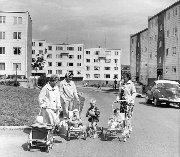 Småbarnsmødre i drabantbyen på Veitvedt i 1961. Foto: ukjent.&amp;#160;