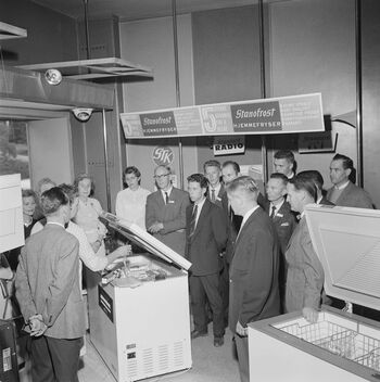Demonstrasjon av Stanofrost hjemmefryser i 1962. Foto: Leif Ørnelund. Eier: Oslo Museum.&amp;#160;