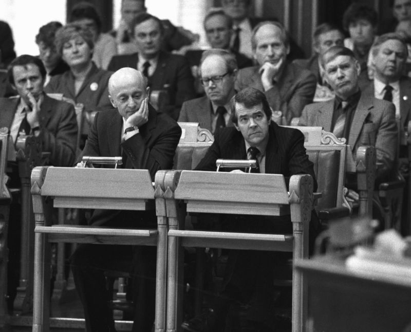 Forsvarsminister Anders C. Sjaastad (t.h.) og statsminister Kåre Willoch i stortingssalen