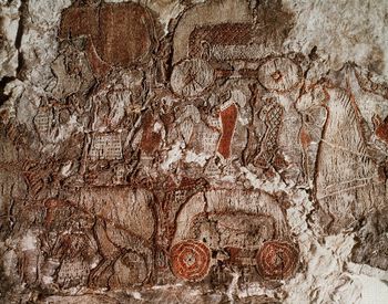 Fragment av et billedteppe fra Oseberg-graven i Vestfold fra vikingtiden. Her ser vi en prosesjon bestående av mennesker, hester og vogner. I en tid uten film og foto har slike tekstiler hatt funksjon som historiefortellende medier. Foto: Kulturhistorisk museum, UiO/ CC-BY-SA