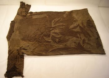 Denne kjortelen fra Lendbreen er omkring 1700 år gammel. Den har tilhørt en mann, og ble funnet på en snøfonn ved Lendbreen i Oppland i 2011. Ved studere slike tekstiler kan vi lære mye om fortidens tekologi og ressursgrunnlag. Foto: Marianne Vedeler, Kulturhistorisk museum, UiO/ CC-BY-SA