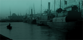 Krigsskip i en havn